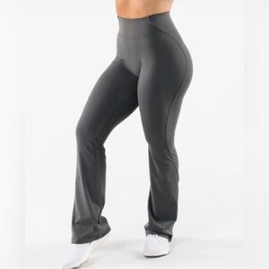 Alphalete Aura Flared Pant - Pewter - XS